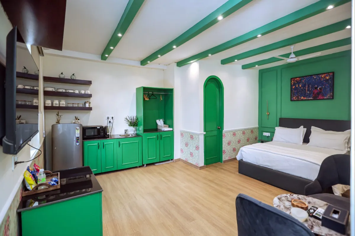 Homestay in Hauz Khas – Comfort, Budget & the Best Nightlife Experienc
