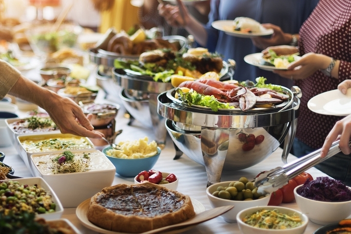 How Much Does a Buffet Cost for 100 People?